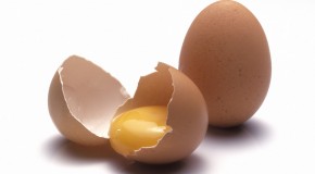 Conoce los riesgos de comer huevo crudo